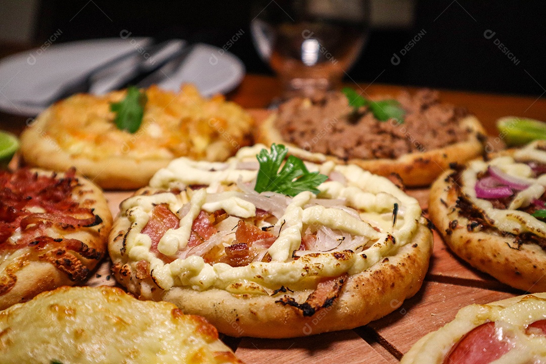 Esfirras deliciosa sobre uma mesa de madeira