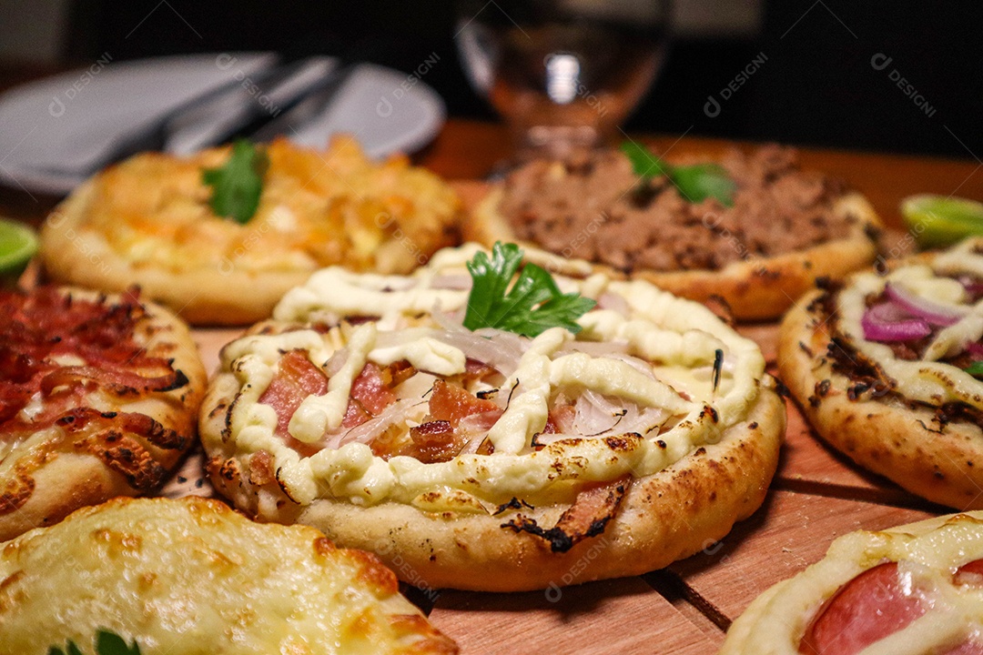 Esfirras deliciosa sobre uma mesa de madeira