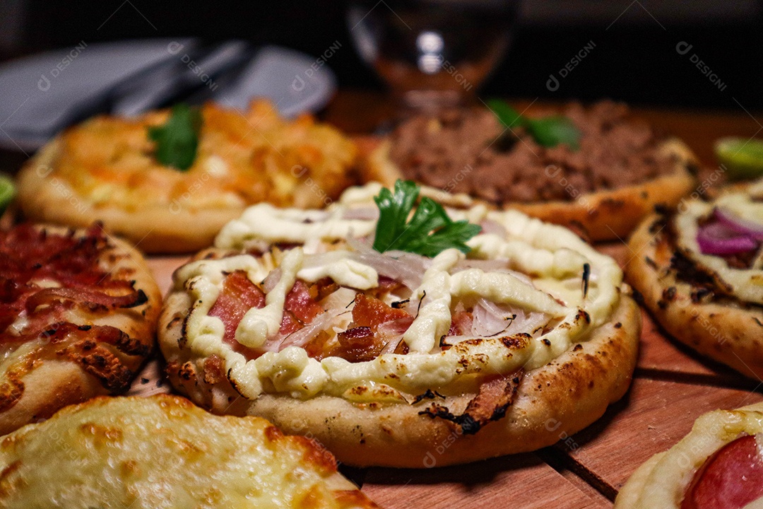 Esfirras deliciosa sobre uma mesa de madeira