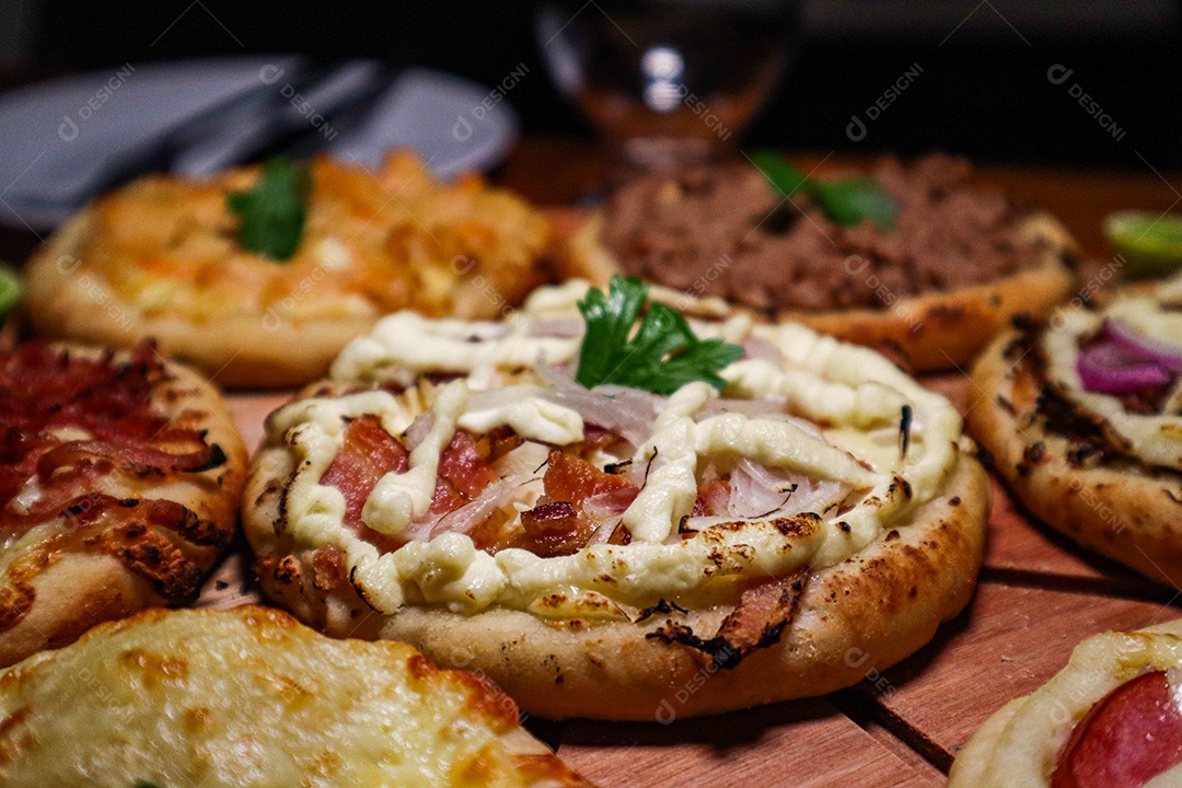 Esfirras deliciosa sobre uma mesa de madeira