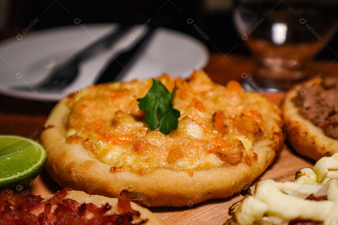 Esfirras deliciosa sobre uma mesa de madeira