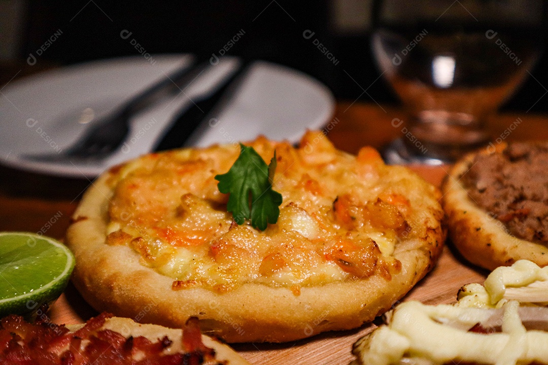 Esfirras deliciosa sobre uma mesa de madeira