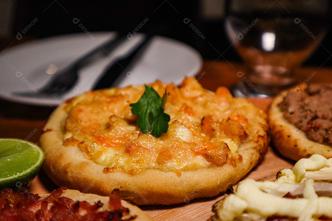 Esfirras deliciosa sobre uma mesa de madeira