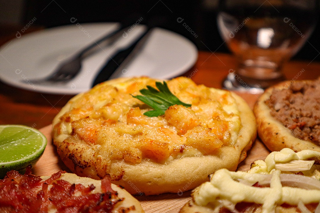 Esfirras deliciosa sobre uma mesa de madeira