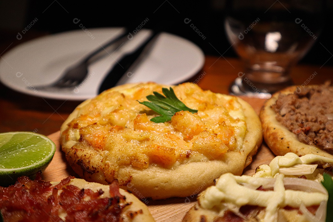 Esfirras deliciosa sobre uma mesa de madeira