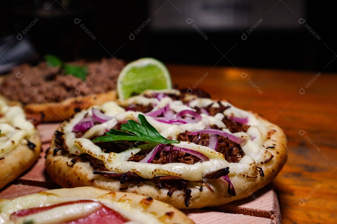 Esfirras deliciosa sobre uma mesa de madeira