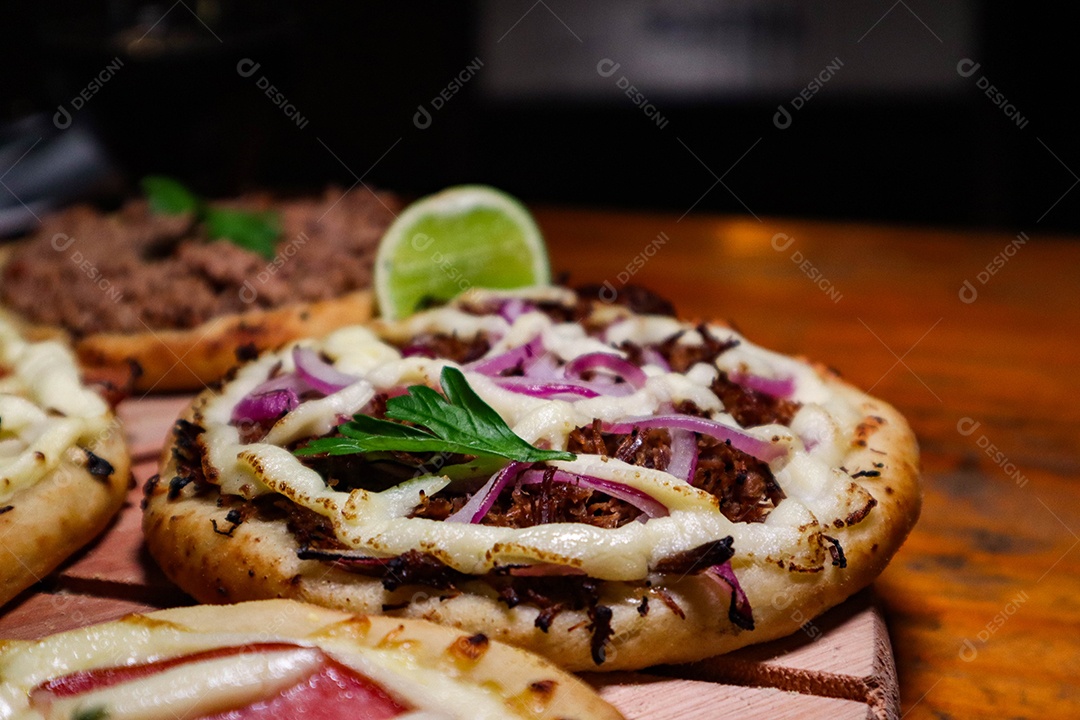 Esfirras deliciosa sobre uma mesa de madeira