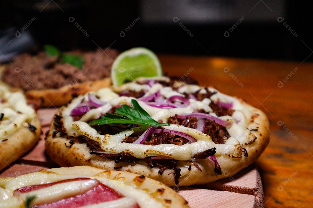 Esfirras deliciosa sobre uma mesa de madeira