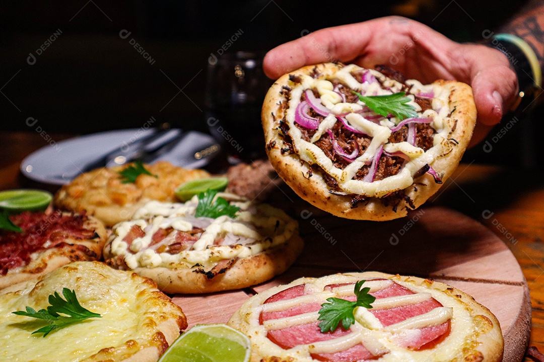 Esfirras deliciosa sobre uma mesa de madeira