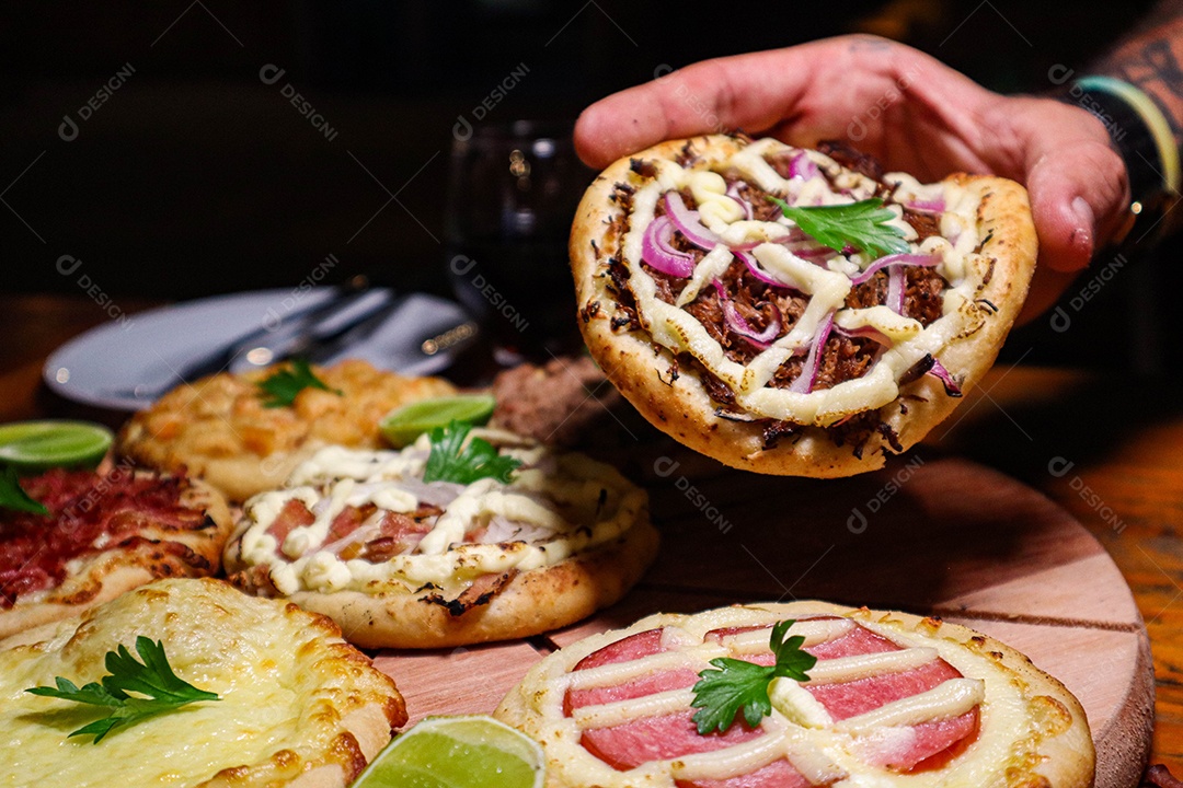 Esfirras deliciosa sobre uma mesa de madeira