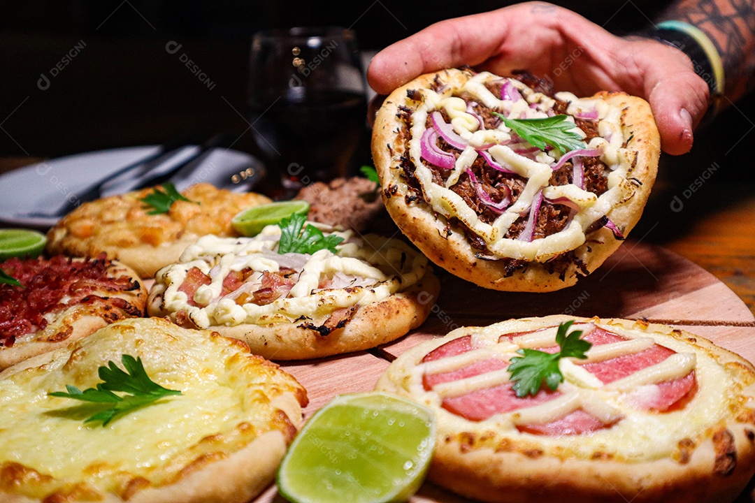 Esfirras deliciosa sobre uma mesa de madeira