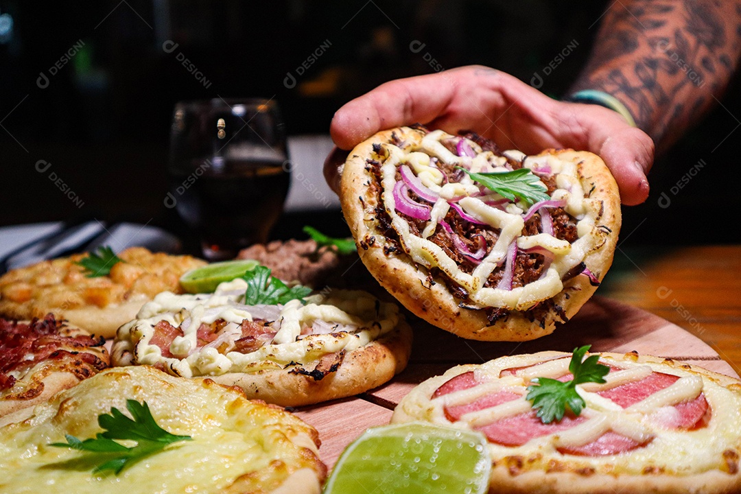 Esfirras deliciosa sobre uma mesa de madeira