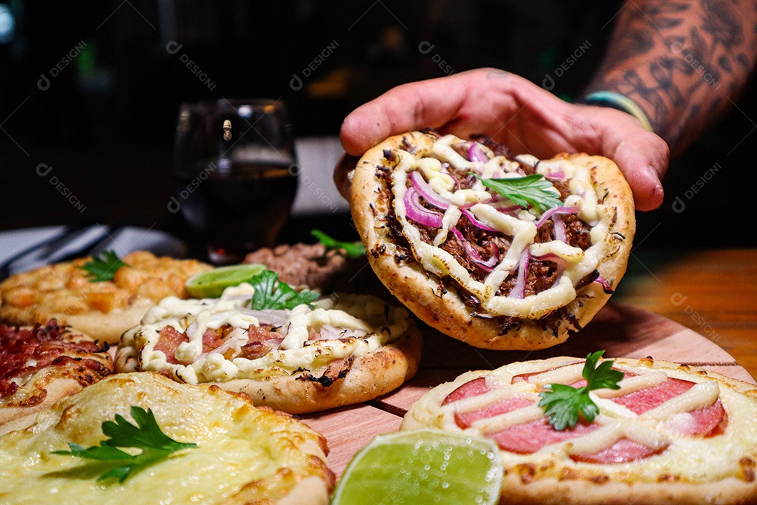 Esfirras deliciosa sobre uma mesa de madeira