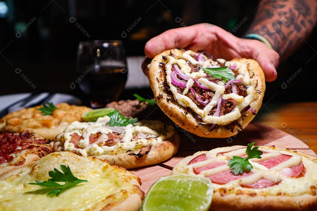 Esfirras deliciosa sobre uma mesa de madeira