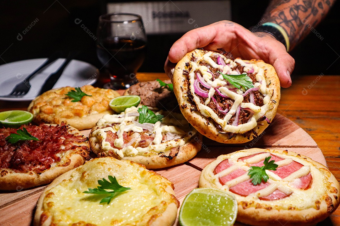 Esfirras deliciosa sobre uma mesa de madeira