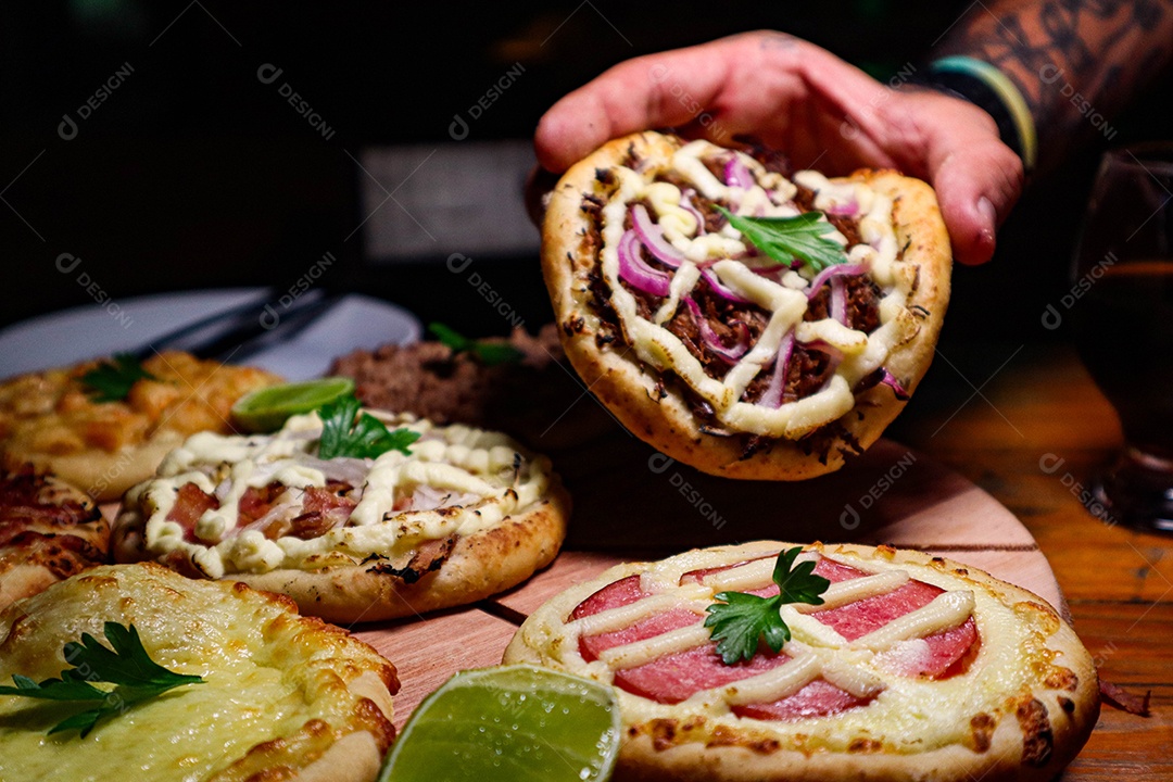 Esfirras deliciosa sobre uma mesa de madeira