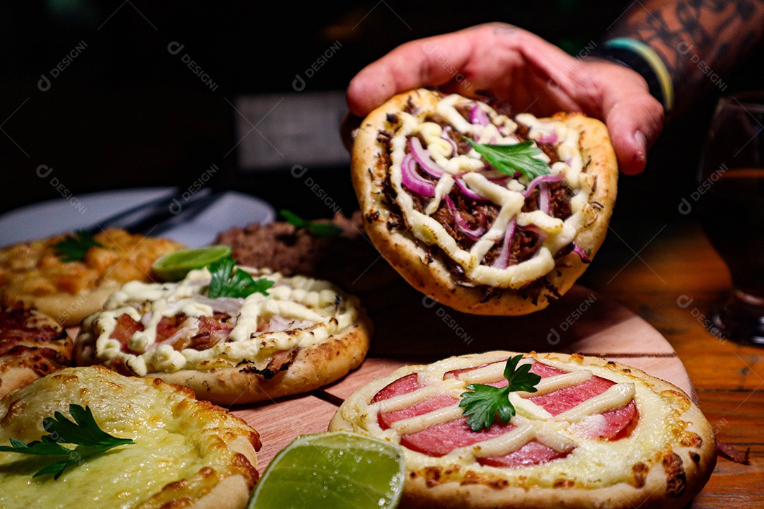 Esfirras deliciosa sobre uma mesa de madeira