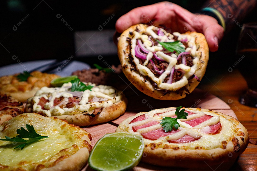 Esfirras deliciosa sobre uma mesa de madeira