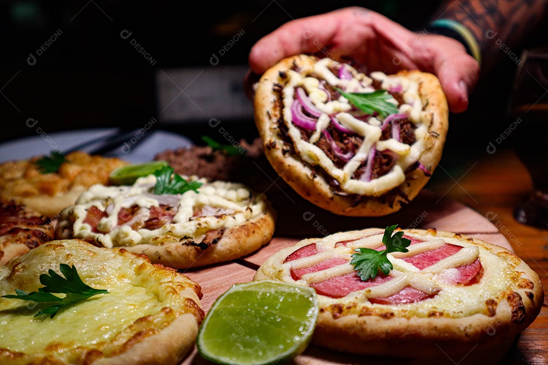 Esfirras deliciosa sobre uma mesa de madeira