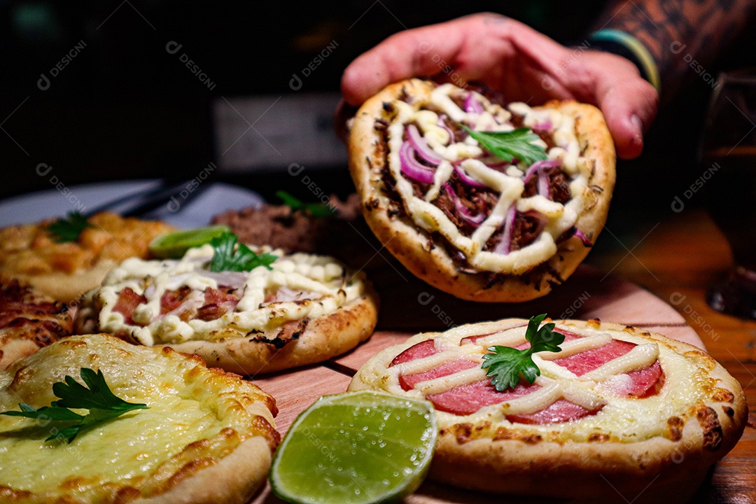 Esfirras deliciosa sobre uma mesa de madeira