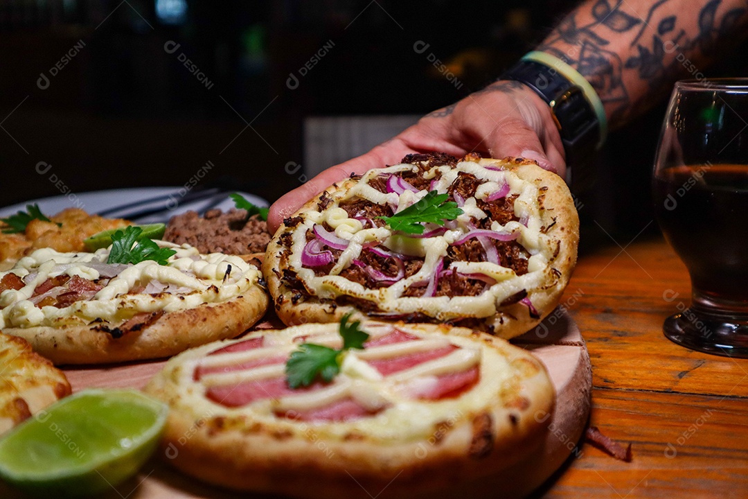Esfirras deliciosa sobre uma mesa de madeira