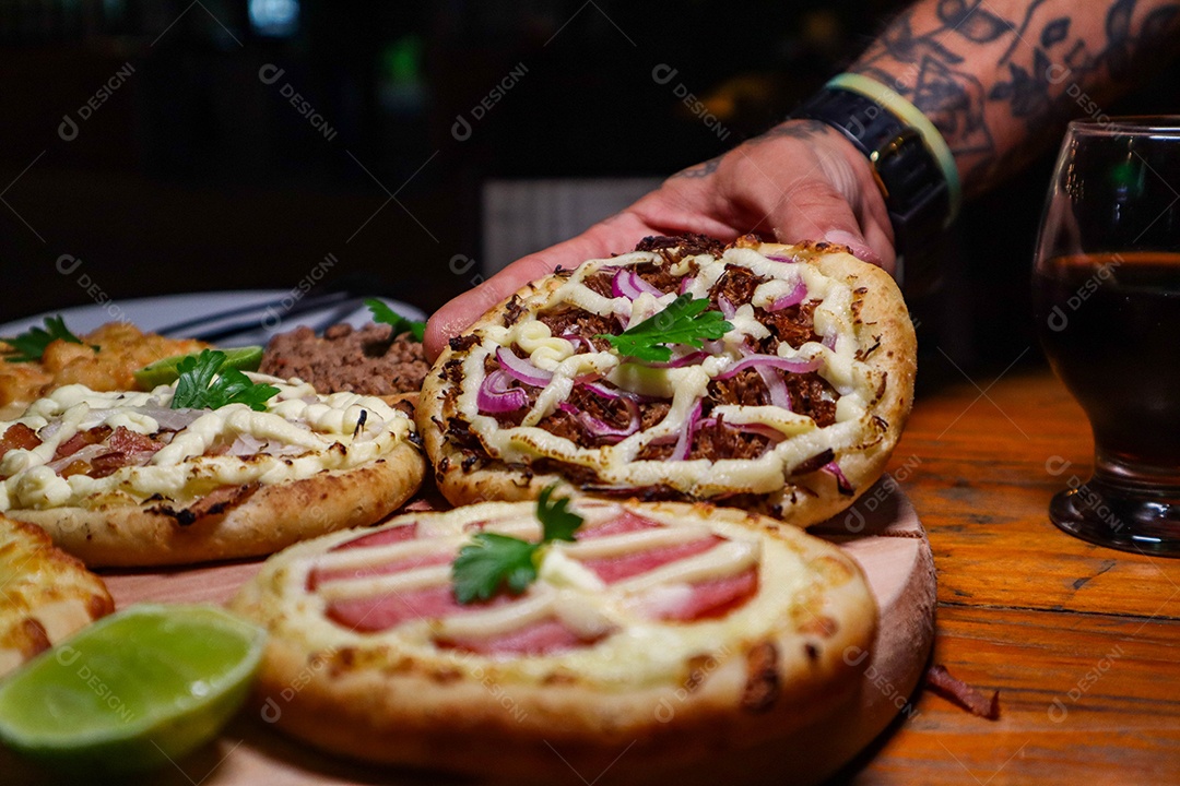 Esfirras deliciosa sobre uma mesa de madeira