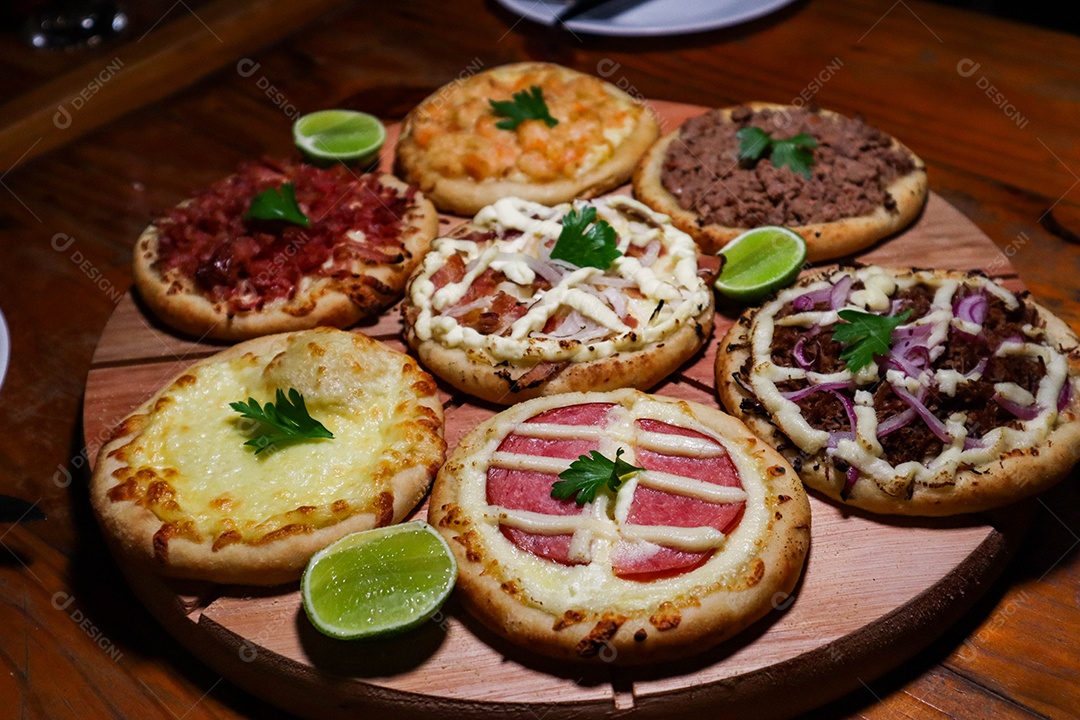 Esfirras deliciosa sobre uma mesa de madeira