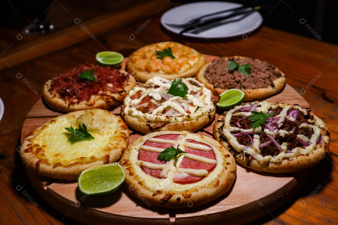 Esfirras deliciosa sobre uma mesa de madeira