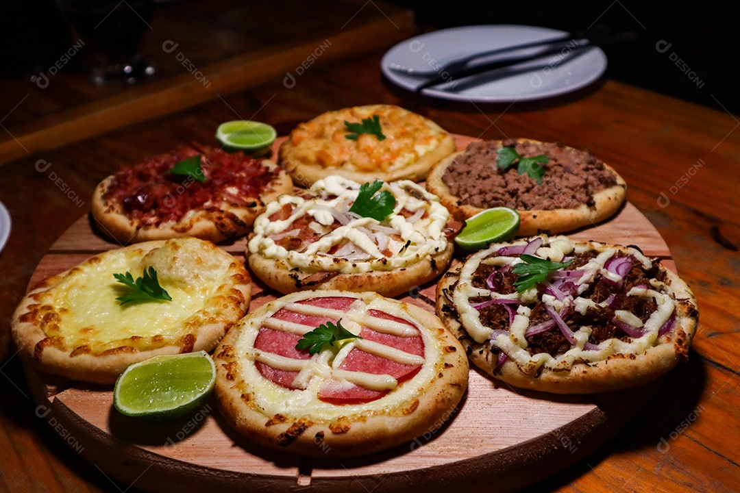 Esfirras deliciosa sobre uma mesa de madeira