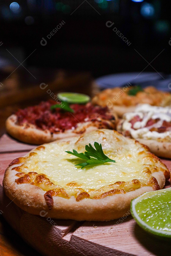 Esfirras deliciosa sobre uma mesa de madeira