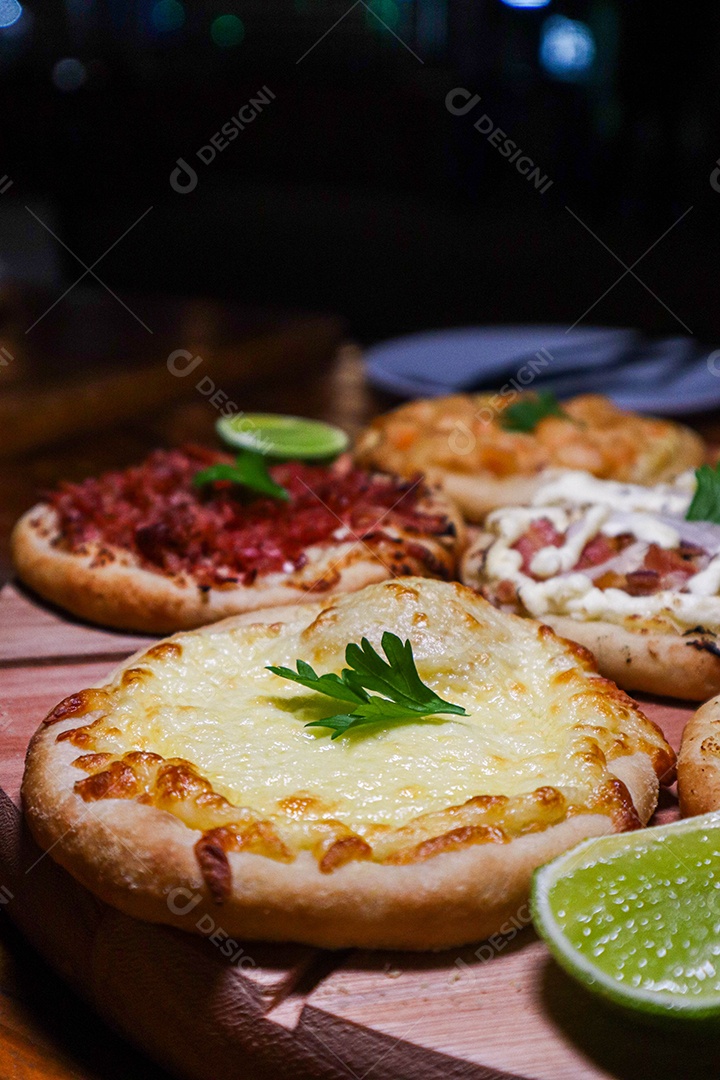 Esfirras deliciosa sobre uma mesa de madeira