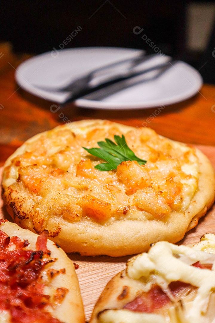 Esfirras deliciosa sobre uma mesa de madeira