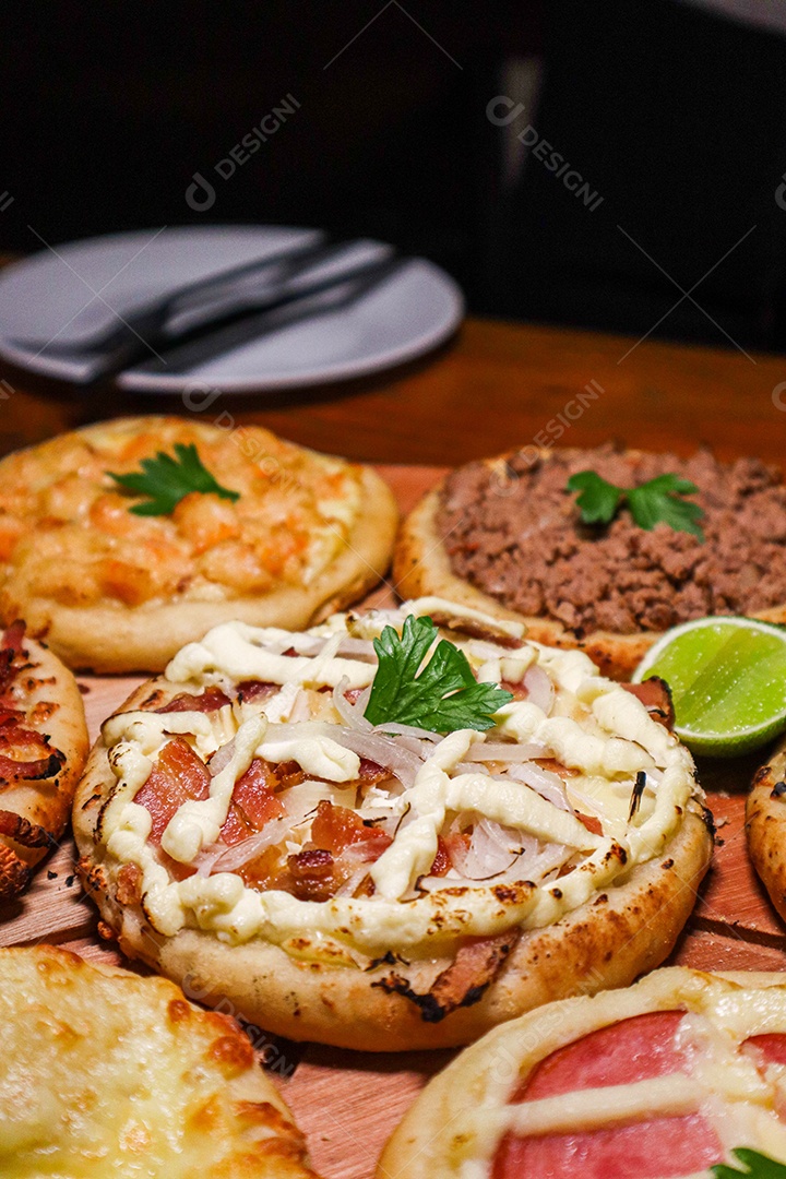 Esfirras deliciosa sobre uma mesa de madeira