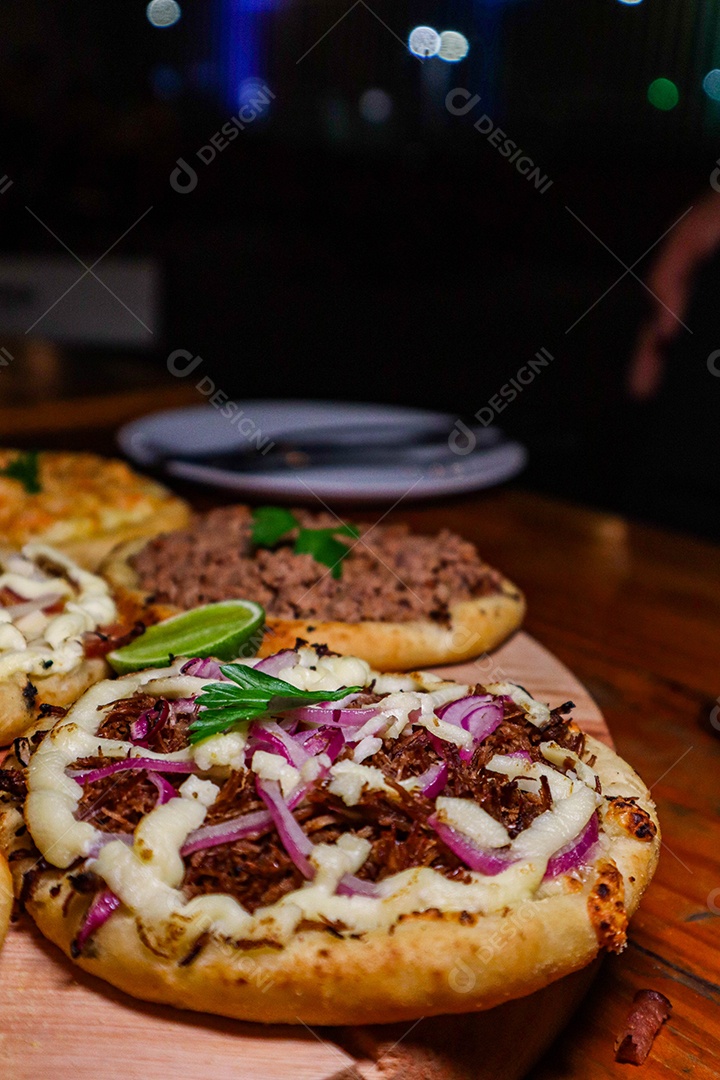 Esfirras deliciosa sobre uma mesa de madeira