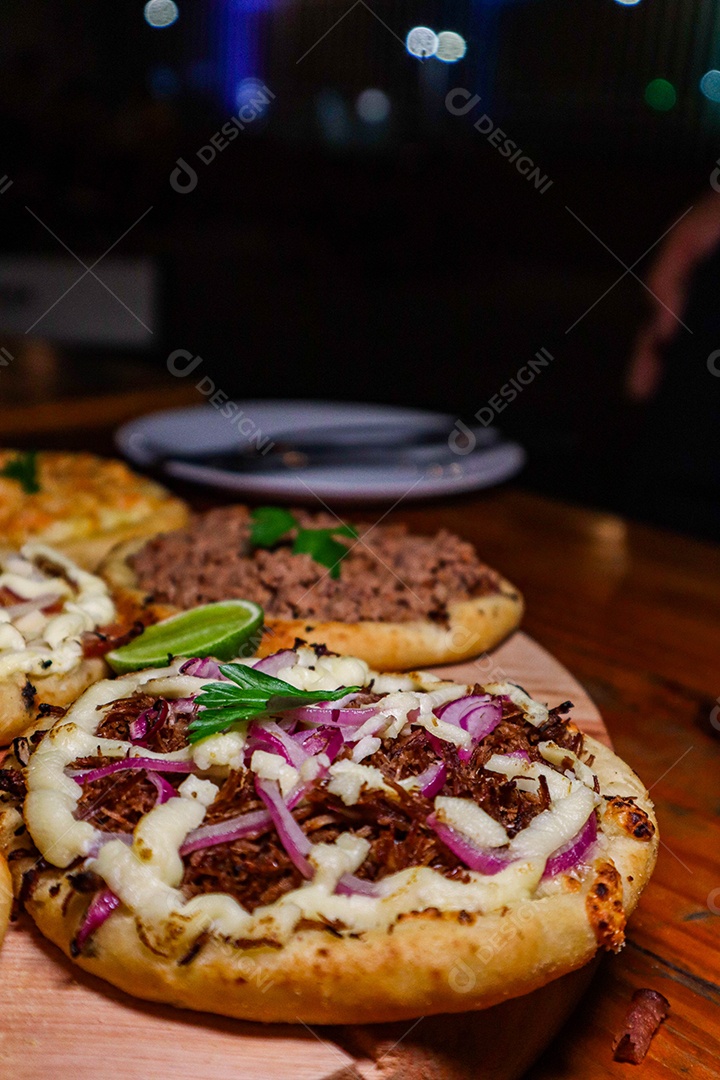 Esfirras deliciosa sobre uma mesa de madeira