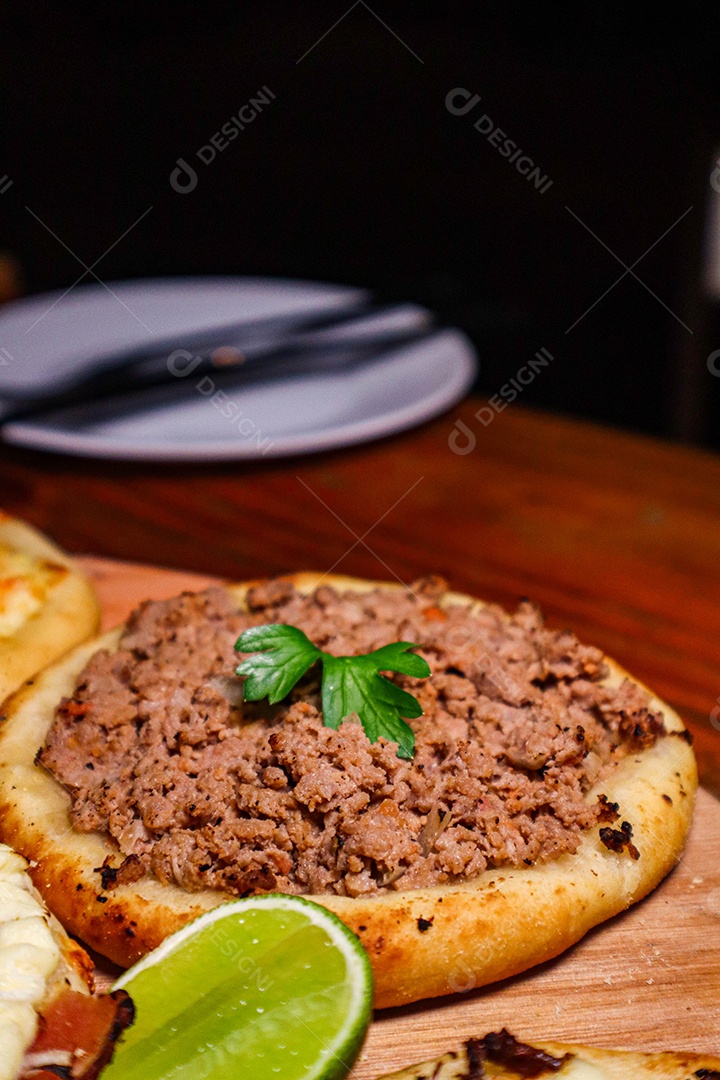 Esfirras deliciosa sobre uma mesa de madeira