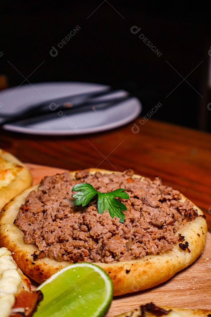 Esfirras deliciosa sobre uma mesa de madeira