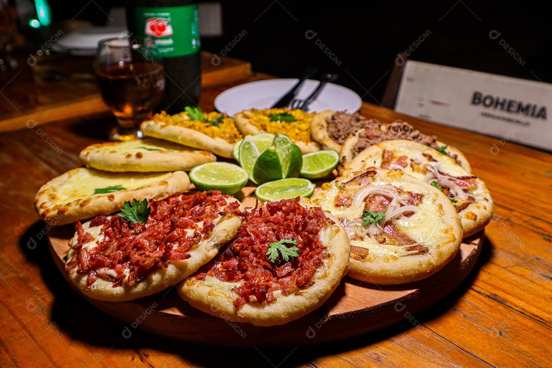 Esfirras deliciosa sobre uma mesa de madeira