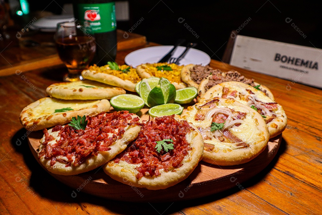 Esfirras deliciosa sobre uma mesa de madeira