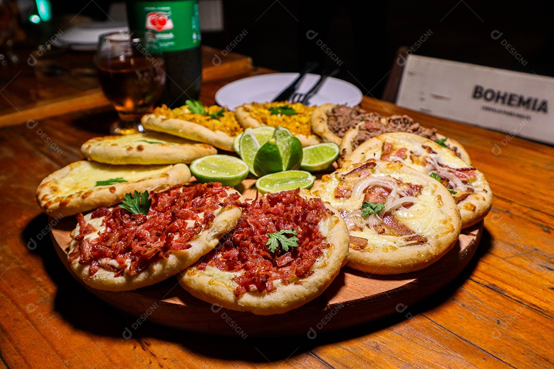 Esfirras deliciosa sobre uma mesa de madeira