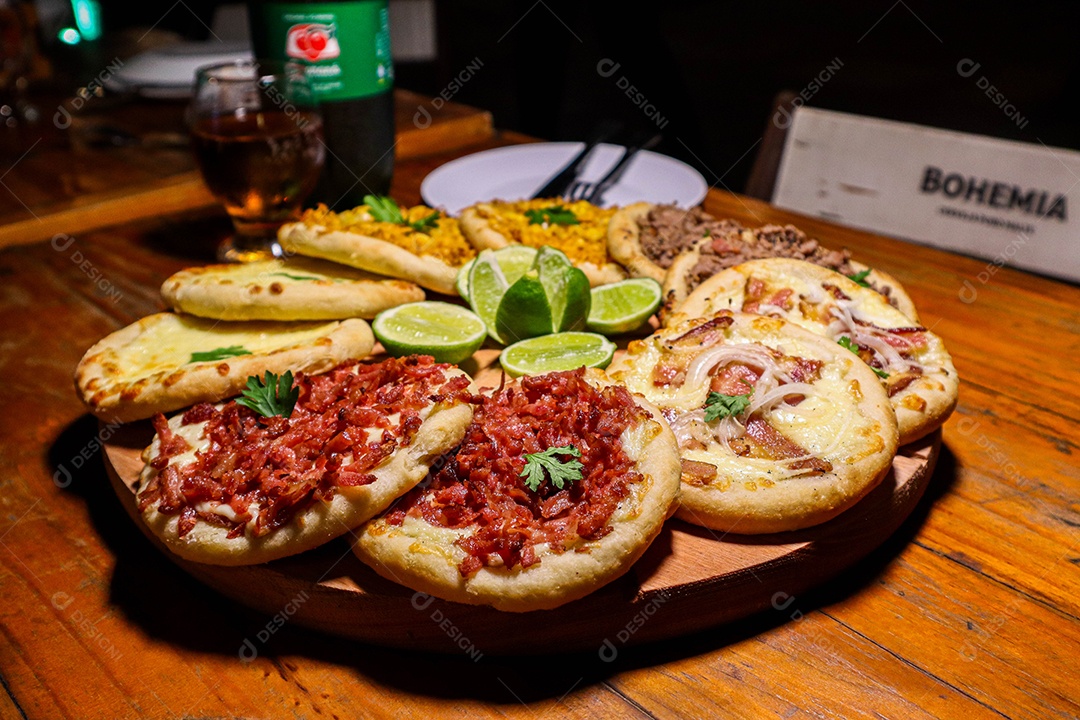 Esfirras deliciosa sobre uma mesa de madeira