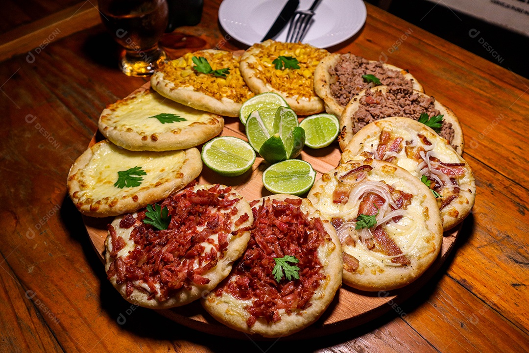 Esfirras deliciosa sobre uma mesa de madeira