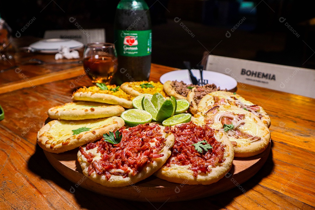 Esfirras deliciosa sobre uma mesa de madeira