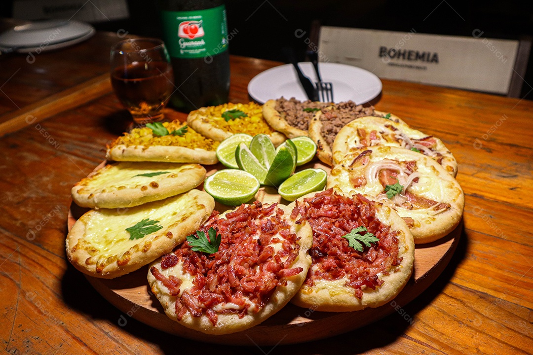 Esfirras deliciosa sobre uma mesa de madeira