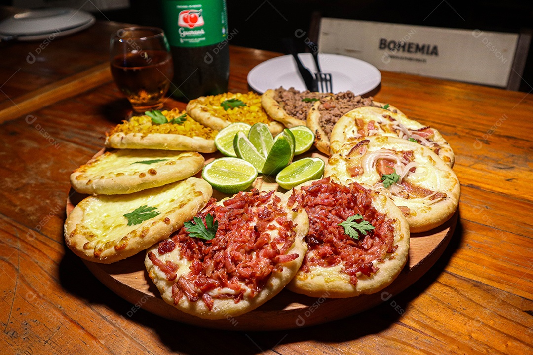 Esfirras deliciosa sobre uma mesa de madeira