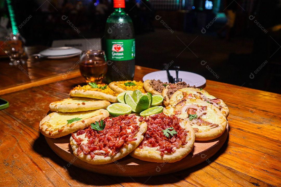 Esfirras deliciosa sobre uma mesa de madeira