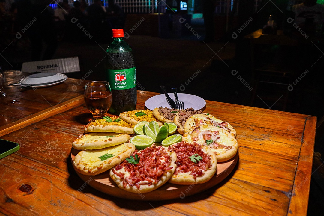 Esfirras deliciosa sobre uma mesa de madeira