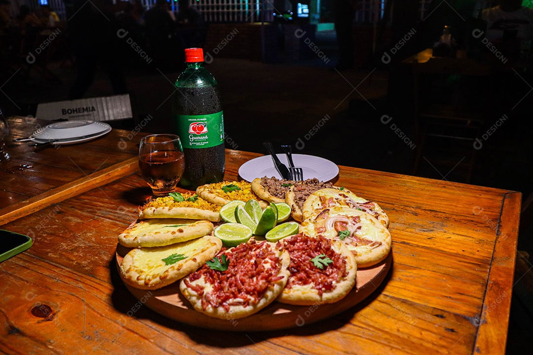 Esfirras deliciosa sobre uma mesa de madeira