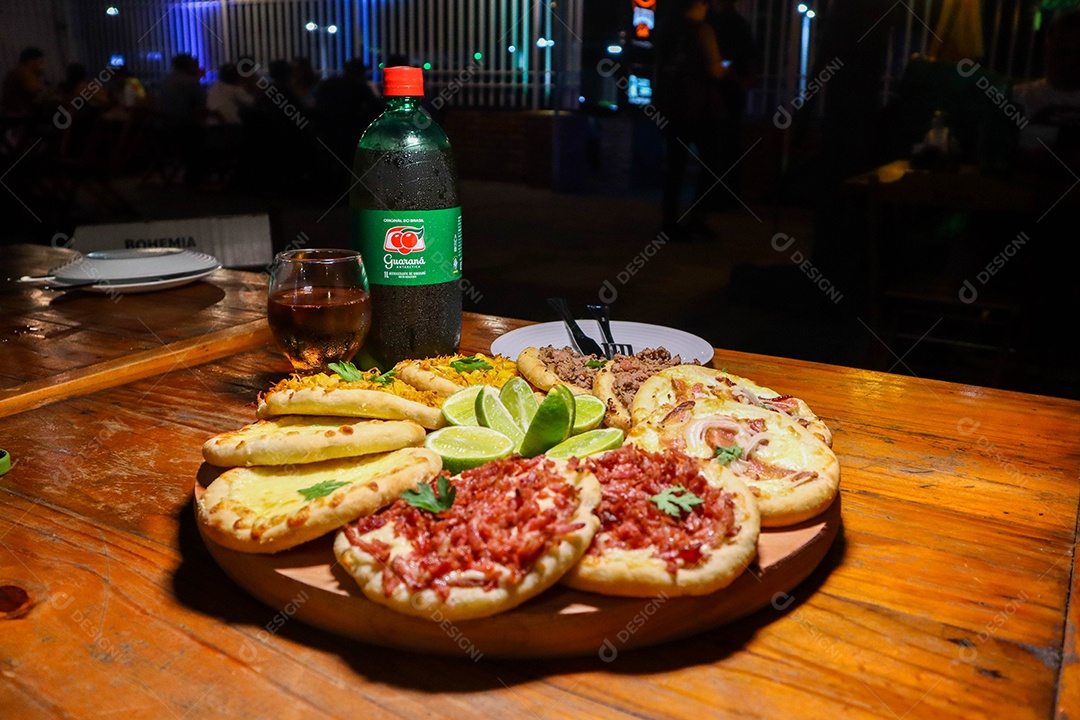 Esfirras deliciosa sobre uma mesa de madeira