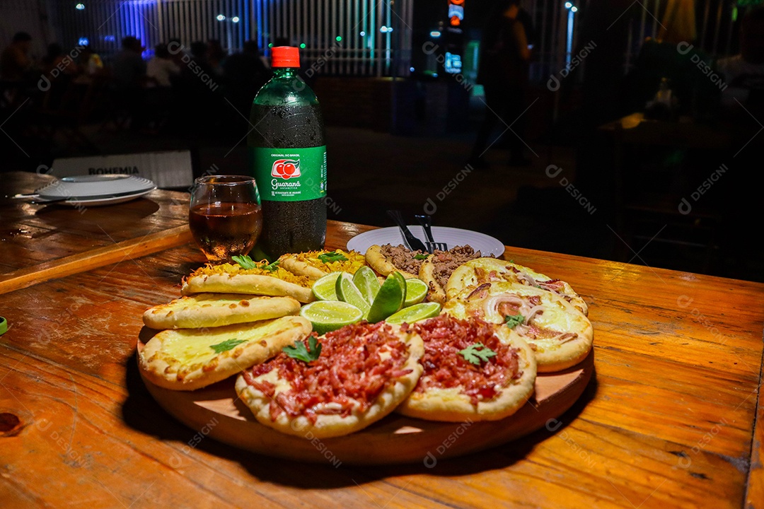 Esfirras deliciosa sobre uma mesa de madeira